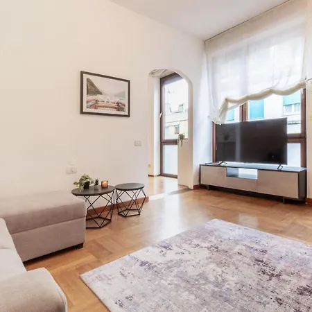 Duomo Square 3br Apartment Como
